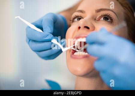 Donna che ha i denti esaminato a dentist.people, medicina e concetto sanitario Foto Stock