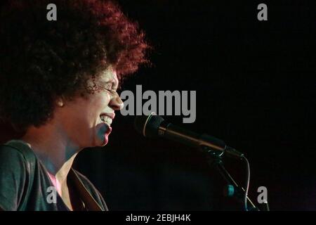 Chastity Brown si esibisce sul palco presso l'iconico Club 100 In Oxford Street di Londra Foto Stock