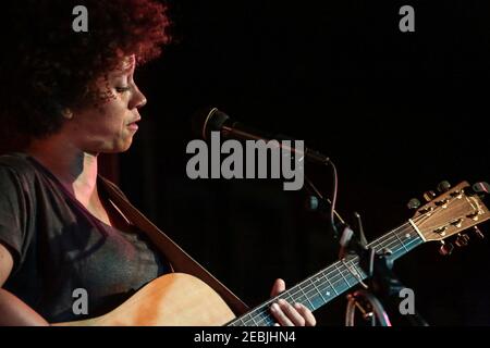 Chastity Brown si esibisce sul palco presso l'iconico Club 100 In Oxford Street di Londra Foto Stock