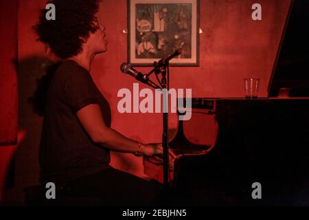 Chastity Brown si esibisce sul palco presso l'iconico Club 100 In Oxford Street di Londra Foto Stock