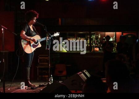 Chastity Brown si esibisce sul palco presso l'iconico Club 100 In Oxford Street di Londra Foto Stock