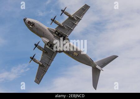 Vista dal basso del velivolo da trasporto militare Airbus A400M Atlas visto in esposizione a RIAT 2016, RAF Fairford, Regno Unito il 9 luglio 2016. Foto Stock