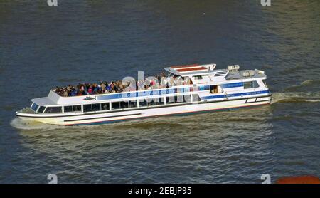 Londra, Regno Unito - 03 marzo 2007: Gruppo di turisti a Cruise Boat Experience Thames River a Londra, Regno Unito. Foto Stock