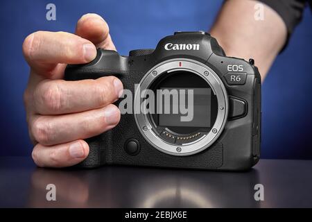 San Pietroburgo, Russia - 9 gennaio 2021: Canon EOS R6 utilizza il nuovo sensore di immagine CMOS full-frame da 20 megapixel, che sarà coperto da tende di scatto Foto Stock