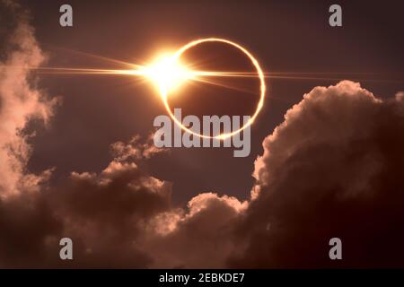 Eclissi totale del Sole. La luna copre il sole in un'eclissi solare. Foto Stock