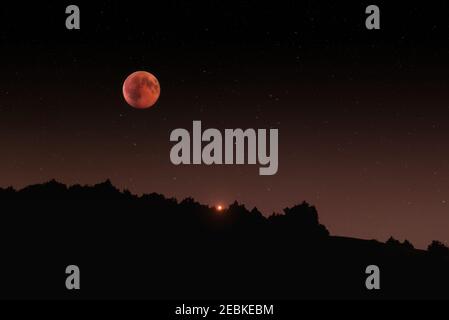 Eclissi lunare totale più lunga e opposizione di Marte, luna di sangue 2018. Foto Stock