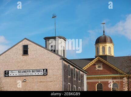 Due weathervane in cima al New Bedford Whaling Museum MA Foto Stock