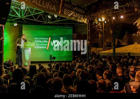 Barcellona, Spagna. 12 Feb 2021. IGNACIO GARRIGA, candidato del partito di destra VOX per la presidenza catalana, si rivolge ai sostenitori durante la riunione di chiusura della campagna del partito Credit: Matthias Oesterle/Alamy Live News Foto Stock