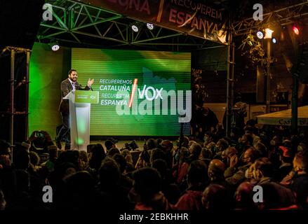 Barcellona, Spagna. 12 Feb 2021. IGNACIO GARRIGA, candidato del partito di destra VOX per la presidenza catalana, si rivolge ai sostenitori durante la riunione di chiusura della campagna del partito Credit: Matthias Oesterle/Alamy Live News Foto Stock