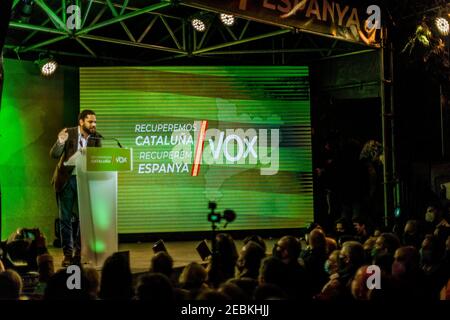 Barcellona, Spagna. 12 Feb 2021. IGNACIO GARRIGA, candidato del partito di destra VOX per la presidenza catalana, si rivolge ai sostenitori durante la riunione di chiusura della campagna del partito Credit: Matthias Oesterle/Alamy Live News Foto Stock