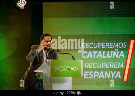 Barcellona, Spagna. 12 Feb 2021. IGNACIO GARRIGA, candidato del partito di destra VOX per la presidenza catalana, si rivolge ai sostenitori durante la riunione di chiusura della campagna del partito Credit: Matthias Oesterle/Alamy Live News Foto Stock