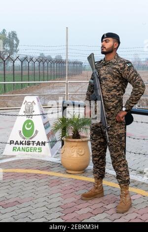 A causa della pandemia del COVID-19, l'abbassamento della cerimonia delle bandiere al confine di Wagah, Punjab, Pakistan è stato minimo in India senza spettatori Foto Stock