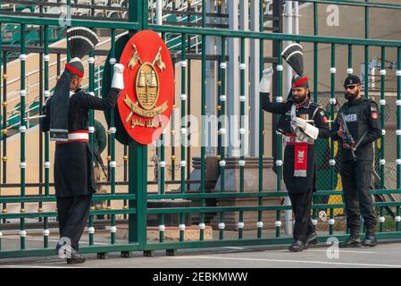 A causa della pandemia del COVID-19, l'abbassamento della cerimonia delle bandiere al confine di Wagah, Punjab, Pakistan è stato minimo in India senza spettatori Foto Stock