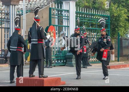 A causa della pandemia del COVID-19, l'abbassamento della cerimonia delle bandiere al confine di Wagah, Punjab, Pakistan è stato minimo in India senza spettatori Foto Stock