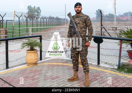 A causa della pandemia del COVID-19, l'abbassamento della cerimonia delle bandiere al confine di Wagah, Punjab, Pakistan è stato minimo in India senza spettatori Foto Stock