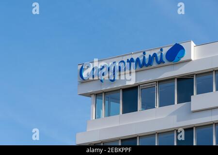 Issy-les-Moulineaux, Francia - 11 febbraio 2021: Vista esterna della sede centrale di Capgemini, una società francese di servizi digitali Foto Stock