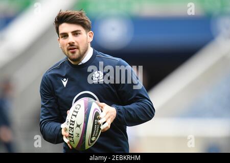 BT Murrayfield Stadium, Edinburgh.Scotland UK.12th Feb 21. Scotland Rugby Squad sessione di allenamento per la partita di Guinness Six Nations vs Wales Pic mostra Scotland Charlie Shiel (Edimburgo) in azione Credit: eric mcowat/Alamy Live News Foto Stock