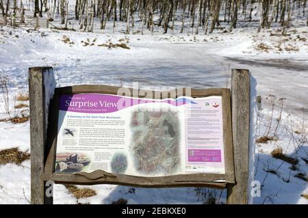 Surprise Visualizza informazioni turistiche vicino Hathersage nel buio Peak Moorlands Foto Stock