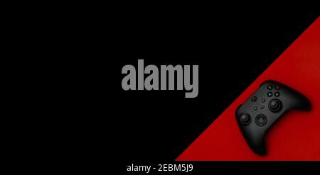 18 gennaio 2021, Odessa, Ucraina. . Un controller wireless Xbox nero. Compatibile Xbox Series X|S, Xbox One su sfondo rosso. Foto Stock