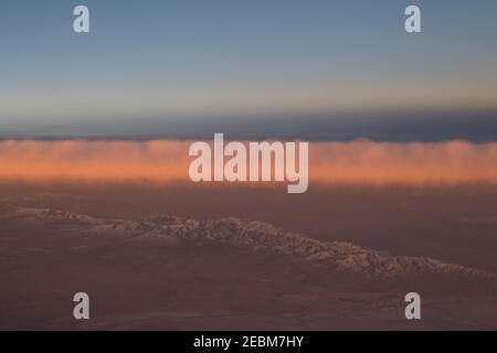 Una sezione delle Montagne Rocciose nella parte occidentale degli Stati Uniti, vista all'alba da un aereo. Foto Stock