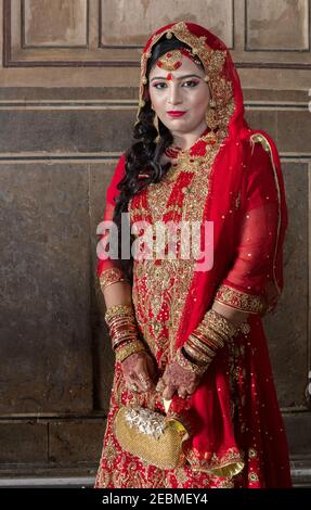 L'abito tradizionale della sposa che indossa abiti tradizionali in posa alla Moschea di Badshahi, Lahore, Punjab, Pakistan Foto Stock