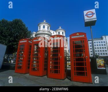2001 LINEA STORICA DI CHIOSCO ROSSO CLASSICO N.6 SCATOLE TELEFONICHE THE STRAND LONDON INGHILTERRA UK Foto Stock