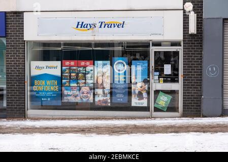 Hays Travel negozio in High Street a Southend sul mare, Essex, Regno Unito, con la neve a terra da Storm Darcy, durante il blocco COVID 19. Grim. Foto Stock