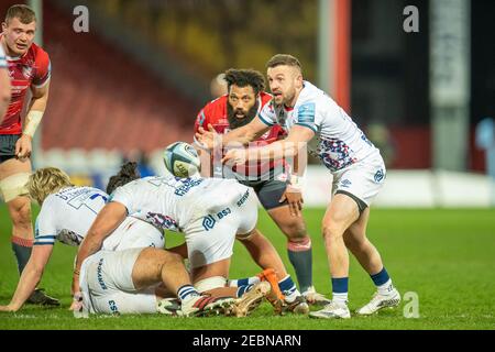 Gloucester, Regno Unito. 12 Feb 2021. ANDY UREN 9 di Bristol Bears passa la palla a Gloucester, Regno Unito il 12/02/2021. (Foto di Gareth Dalley/News Images/Sipa USA) Credit: Sipa USA/Alamy Live News Foto Stock