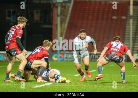 Gloucester, Regno Unito. 12 Feb 2021. ALAPATI LEIUA n° 23 di Bristol Bears porta la palla in avanti a Gloucester, UK, il 12/2021. (Foto di Gareth Dalley/News Images/Sipa USA) Credit: Sipa USA/Alamy Live News Foto Stock