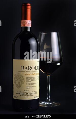 Torino, Piemonte, Italia. -01/02/2021- bottiglie di vino rosso piemontese invecchiato Barolo. Foto Stock