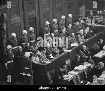 Prove di Norimberga. Guardando giù sul molo degli imputati, circa 1945-1946. Foto Stock