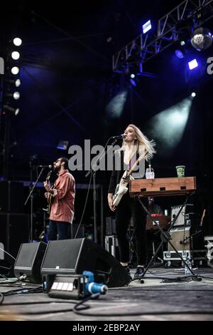 Rebecca Taylor di Slow Club alla decima edizione di La fine del festival della strada a Larmar Tree Gardens A Dorset Foto Stock