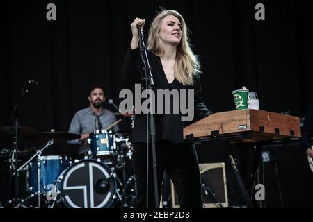 Rebecca Taylor di Slow Club alla decima edizione di La fine del festival della strada a Larmar Tree Gardens A Dorset Foto Stock