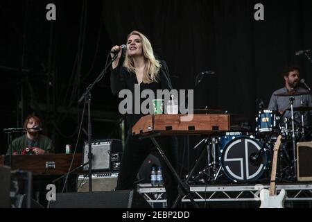 Rebecca Taylor di Slow Club alla decima edizione di La fine del festival della strada a Larmar Tree Gardens A Dorset Foto Stock