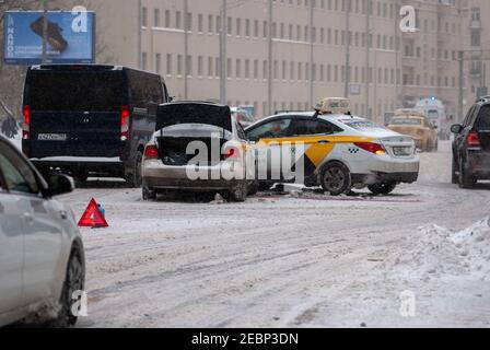 Incidente taxi in tempo nevoso in inverno, incidente auto su strada sdrucciolevole, Mosca, 12.02.2021 Foto Stock