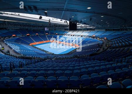 13 febbraio 2021: La Rod Laver Arena è in fase di preparazione per giocare senza folla pubblica all'Australian Open 2021, mentre lo stato entra in blocco a causa di un focolaio del virus Corona Covid-19 da parte di un lavoratore di quarantena in hotel. Dopo 5 giorni di tennis giocato in stadi con folla, il torneo è permesso al governo di continuare senza spettatori. La partita sarà tra 25° seme Karolina MUCHOVA della Repubblica Ceca e 6° seme Karolina PLISKOVA della Repubblica Ceca in una terza partita il giorno 6 dell'Australian Open ON è la prima partita dal momento che il blocco è iniziato a metà Foto Stock