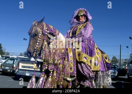 Donna a cavallo in costume arabo a tema per l'Indio Date Festival a Indio, CA Foto Stock