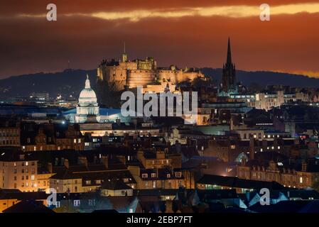 Salva Scarica Anteprima Vista panoramica della città di Edimburgo di notte, Scozia Foto Stock