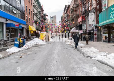 New York, NY - 12 febbraio 2021: Decorazioni cinesi tradizionali viste il 1 ° giorno di Capodanno lunare a Chinatown Foto Stock