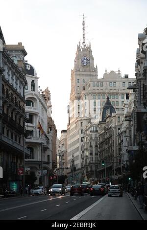 La Gran Via, la strada principale che attraversa Madrid. Da una serie di vedute generali di Madrid, la capitale della Spagna Foto Stock