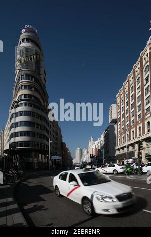 La Gran Via, la strada principale che attraversa Madrid. Da una serie di vedute generali di Madrid, la capitale della Spagna Foto Stock