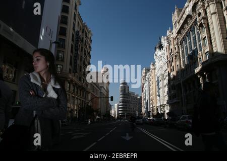 La Gran Via, la strada principale che attraversa Madrid. Da una serie di vedute generali di Madrid, la capitale della Spagna Foto Stock