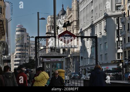 La Gran Via, la strada principale che attraversa Madrid. Da una serie di vedute generali di Madrid, la capitale della Spagna Foto Stock