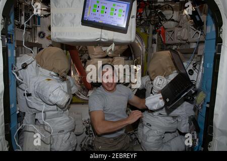 Astronauta della NASA e spedizione 64 l'ingegnere di volo Michael Hopkins ispeziona l'hardware del marciapiede all'interno dell'airlock quest dove gli spacesuit degli Stati Uniti sono immagazzinati per le passeggiate spaziali a bordo della Stazione spaziale Internazionale 17 dicembre 2020 in orbita terrestre. Foto Stock