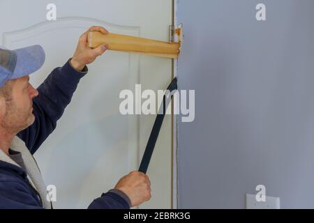 Preparazione installazione in legno nuovo casa di porte interne della stanza in fase di costruzione Foto Stock