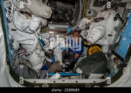 Astronauta e spedizione JAXA 64 l'ingegnere di volo Soichi Noguchi ispeziona l'hardware della passerella all'interno dell'airlock quest dove gli Stati Uniti sono immagazzinati per le passerelle spaziali a bordo della Stazione spaziale Internazionale 3 febbraio 2021 a Earth Orbit. Foto Stock