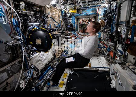 Astronauta della NASA e spedizione 64 l'ingegnere del volo Kate Rubins rimuove l'hardware di ricerca dall'interno del Comburation Integrated rack for the Advanced Combustion in Microgravity Experiments, o ACME. A bordo della International Space Station 3 febbraio 2021 in Earth Orbit. Foto Stock