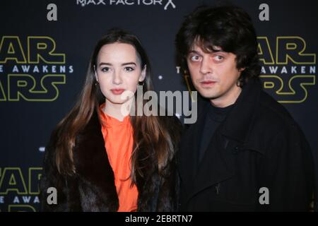 Fenton Bailey (a destra) arriva alla presentazione Star Wars: Fashion trova la forza all'Old Selfridges Hotel di Londra. Dieci designer con sede a Londra Foto Stock