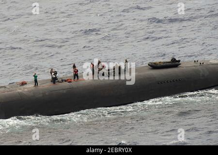 I Marines degli Stati Uniti assegnati alla prima compagnia di riconnissaggio della forza, assemblano un'imbarcazione di razzia di gomma da combattimento sul ponte della marina nucleare di potenza Ohio, sottomarino missile guidato USS Ohio durante un esercizio di integrazione nell'Oceano Pacifico 9 febbraio 2021 al largo della costa di Okinawa, Giappone. Foto Stock