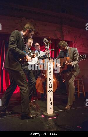 Il gruppo Bluegrass Chatham County Line si esibisce dal vivo sul palco Bush Hall a Londra Foto Stock